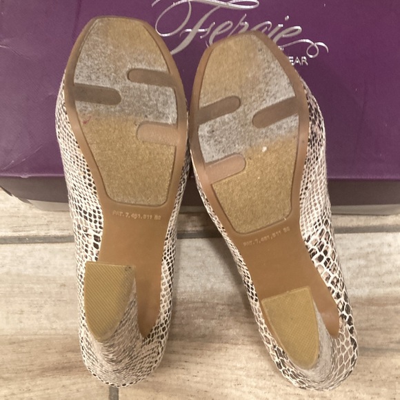 Fergie MAGNIFICENT Retro Platform Peeptoe
Chunky Heels - Picture 11 of 12